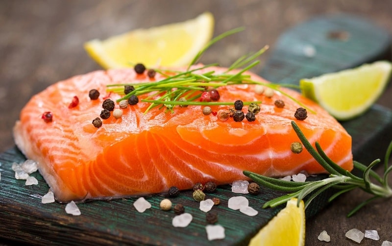 Đứng đầu danh sách những thực phẩm chứa vitamin D chính là cá hồi