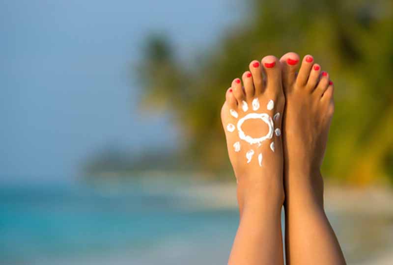 Chăm sóc da chân không được quên bôi kem chống nắng