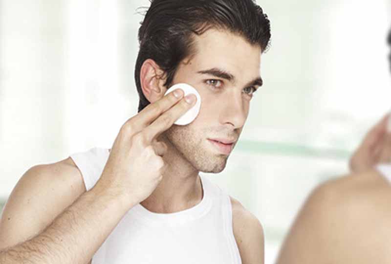Tẩy trang là bước làm sạch da cho nam giới không thể bỏ qua
