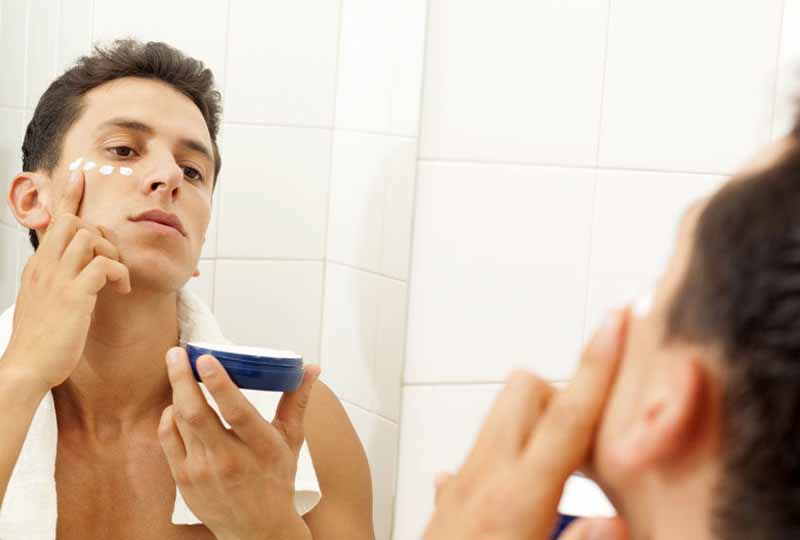 Bôi kem dưỡng ẩm giúp làn da nam giới khỏe mạnh và mềm mịn