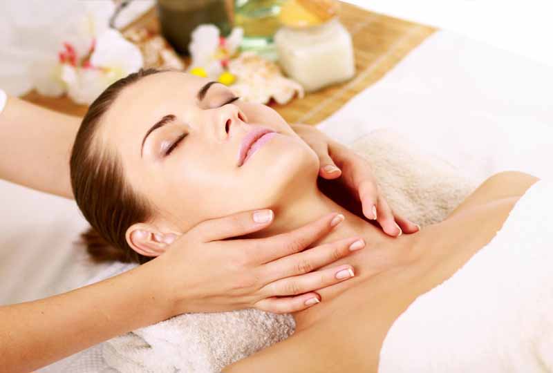 Nên massage vùng cổ thường xuyên để ngăn ngừa nếp nhăn hiệu quả