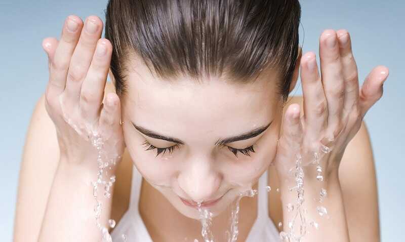 Làm sạch da 2 lần mỗi ngày để loại bỏ vi khuẩn, bụi bẩn bám trên da do làm việc ca đêm