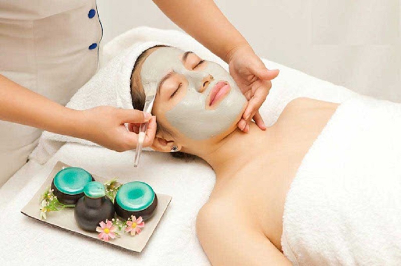 Trong quy trình chăm sóc da mặt cơ bản tại spa không thể thiếu bước đắp mặt nạ