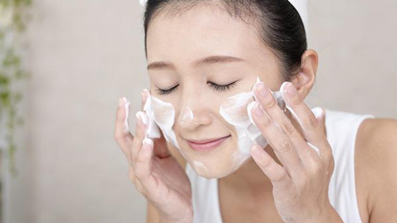 Loại sạch bụi bẩn trên da bằng cách tẩy trang và rửa mặt mỗi ngày
