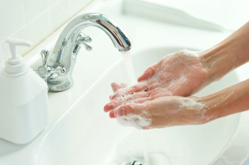 Rửa tay sạch sẽ là việc cần làm trước khi rửa mặt
