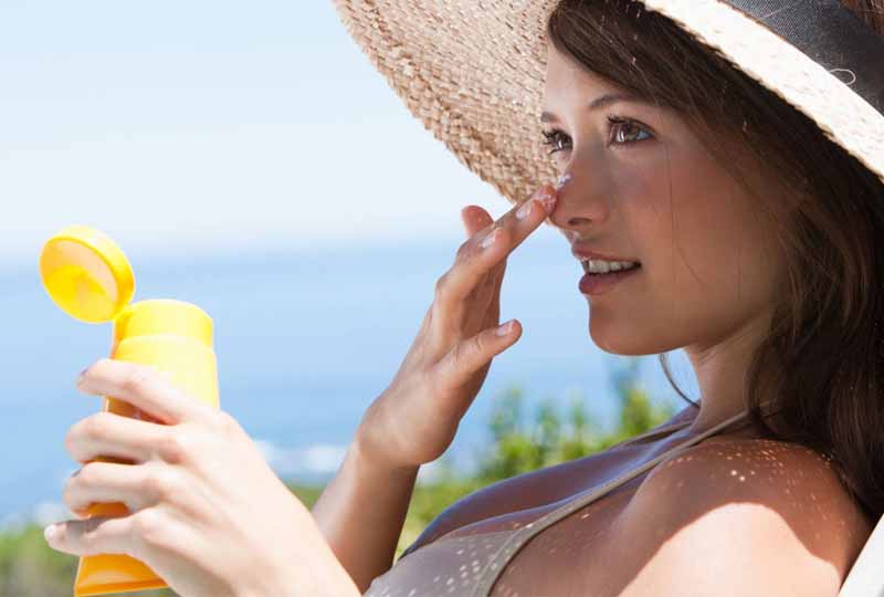 Chăm sóc da mặt tuổi thì không thể bỏ qua việc bôi kem chống nắng