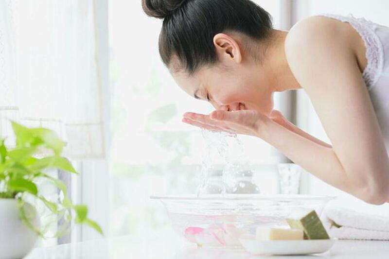 Đối với những người da mụn, không nên rửa mặt quá nhiều lần trong ngày