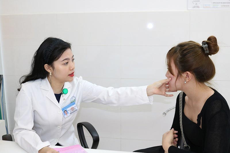 Chuyên gia hoặc bác sĩ sẽ thăm khám và tư vấn tình trạng da mụn của bạn