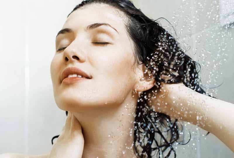 Bạn nên gội đầu với nước lạnh hoặc nước ấm để bảo vệ tóc