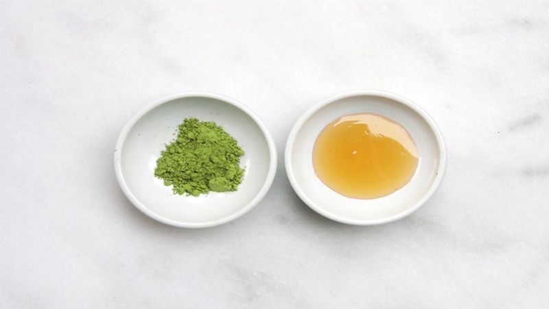 Kết hợp trà xanh với mật ong để giảm mụn 