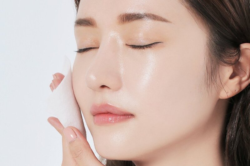 Chăm sóc da mặt cho chị em phụ nữ với việc dưỡng ẩm
