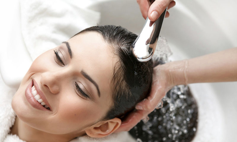 Cách chăm sóc tóc xoăn bằng việc gội đầu đúng cách