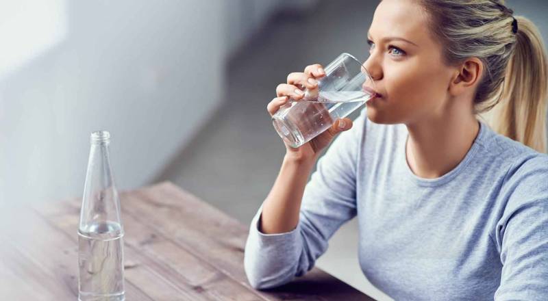 Hãy uống nước mỗi ngày đều đặn từ 1,5 - 2 lít để duy trì sức khoẻ tốt