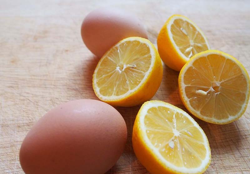 Khi kết hợp trứng gà với nước cốt chanh, làn da sẽ được cải thiện và trắng sáng nhanh chóng.