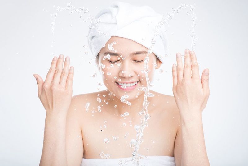 Rửa mặt là bước quan trọng trong việc chăm sóc da