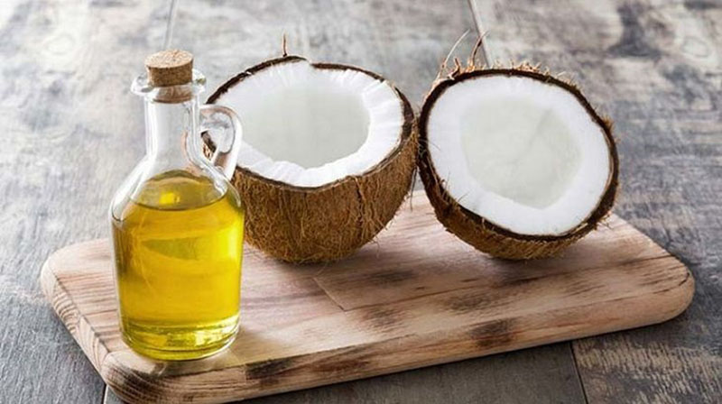 Dầu dừa là phần tinh dầu được chiết xuất từ phần cùi trắng của quả dừa