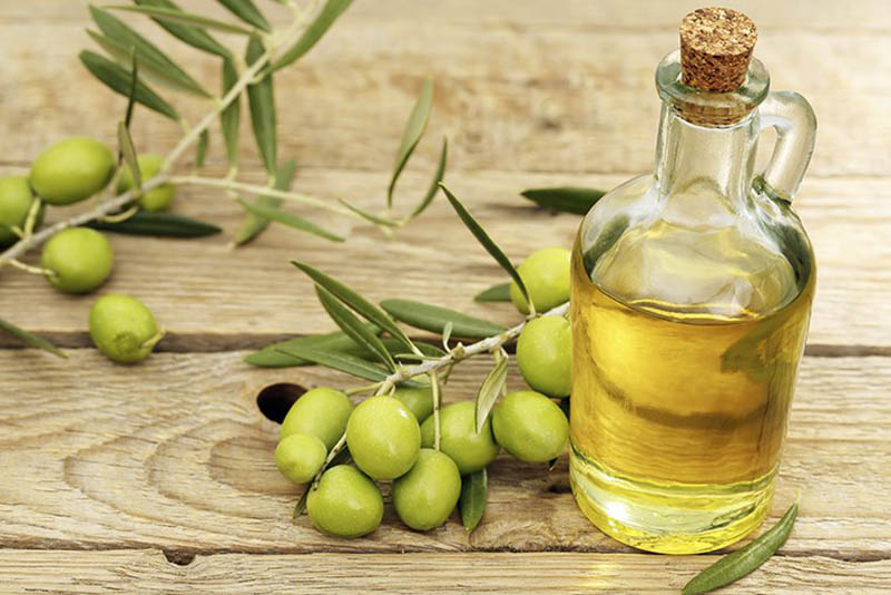 Dầu oliu là nguyên liệu giàu dưỡng chất được dùng trong nấu ăn và chế biến các sản phẩm làm đẹp