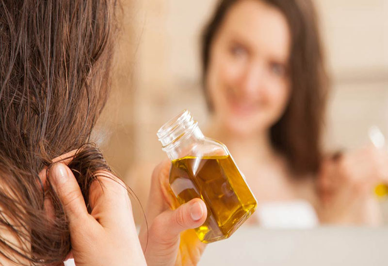 Sử dụng dầu dưỡng đều đặn sau mỗi lần gội đầu giúp tóc phục hồi nhanh chóng