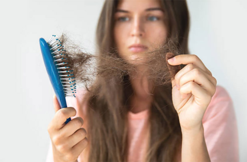 Có rất nhiều nguyên nhân khiến tóc rụng, gồm cả bệnh lý và tâm lý