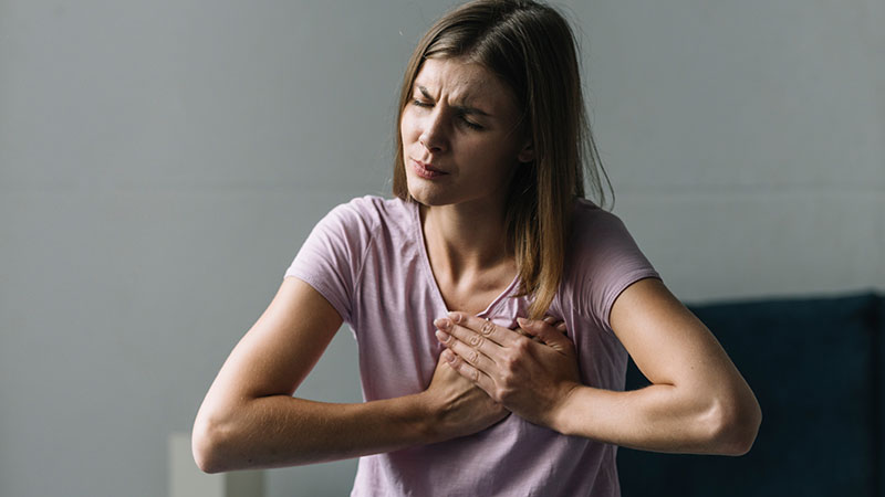 Người bị nhồi máu cơ tim thường cảm thấy khó chịu ở vùng ngực giữa