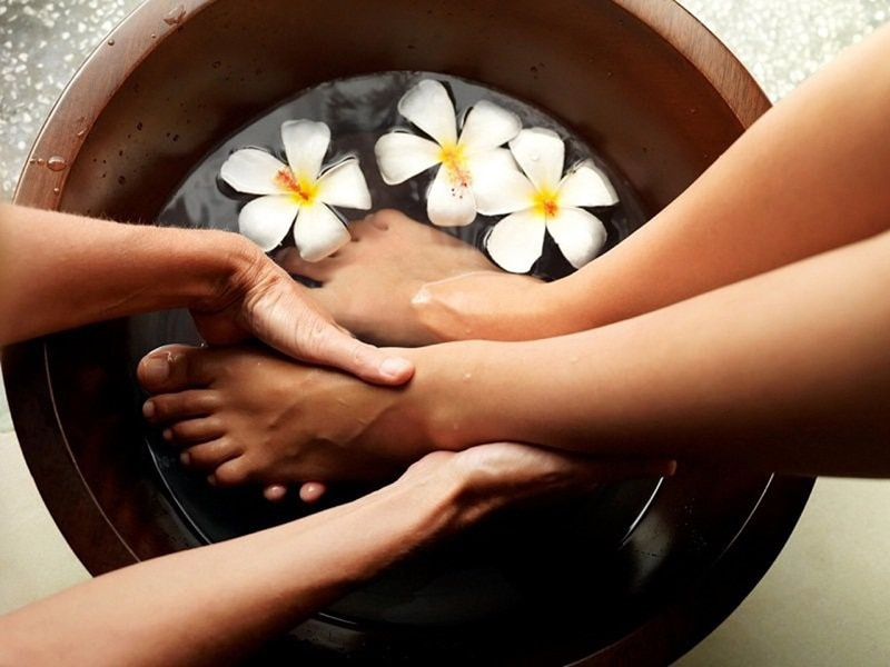 Massage và ngâm chân sẽ giúp thúc đẩy lưu thông máu và giảm thiểu tình trạng mệt mỏi cũng như mất ngủ. 