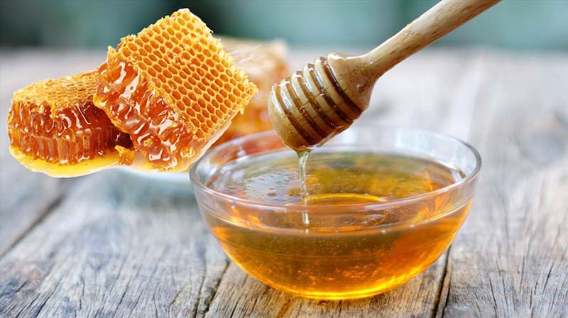 Kết hợp mật ong với bột chuối xanh là một trong những bài thuốc dân gian cho hiệu quả tốt nhất