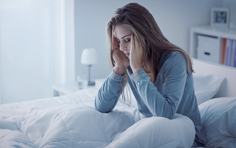 Nếu ngủ không đủ giấc, người bệnh sẽ rất dễ bị đau đầu và mệt mỏi