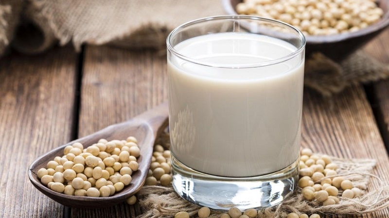Sữa đậu nành là sản phẩm không thể bỏ qua khi tìm kiếm sữa cho người bị thoái hóa cột sống