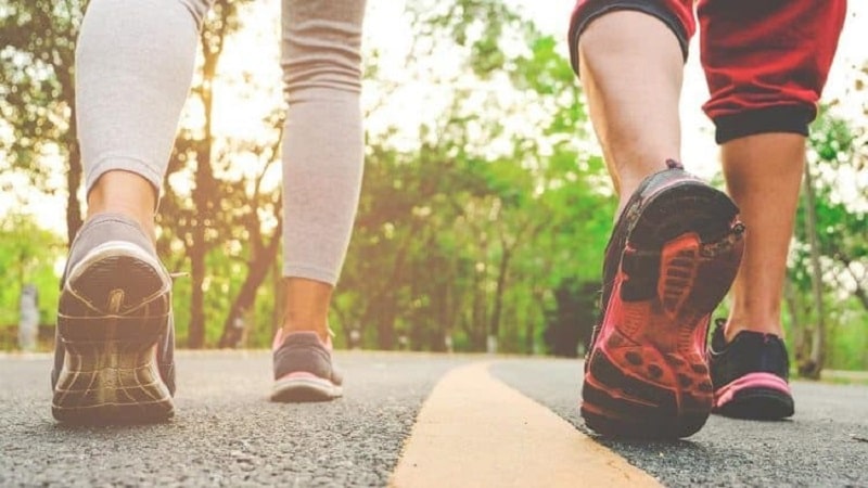 Người bệnh cần đi bộ đúng cách để tránh ảnh hưởng đến khớp gối