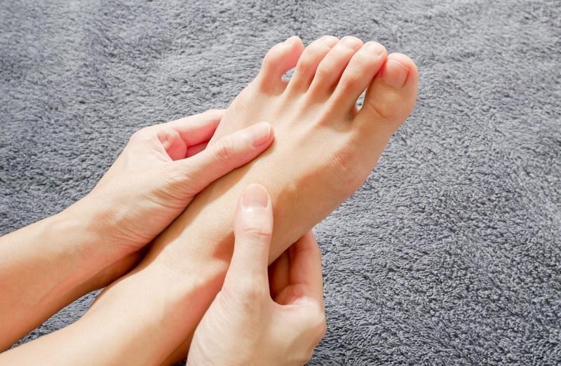 Thoát vị đĩa đệm gây tê chân là biến chứng rất thường gặp