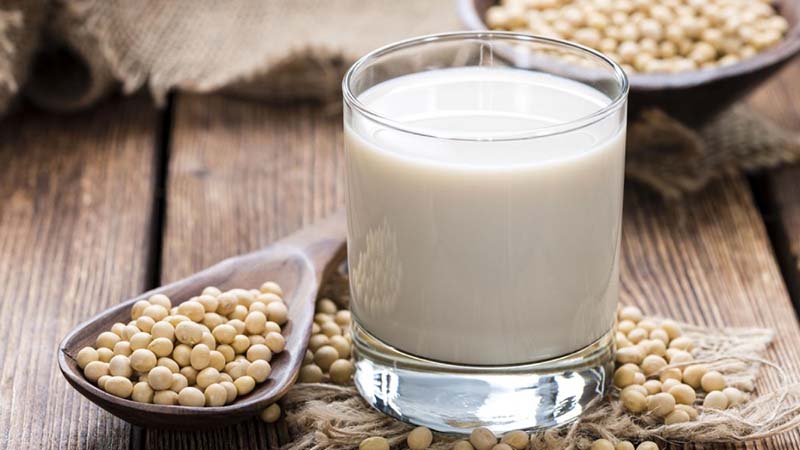 Người bệnh nên bổ sung sữa đậu nành để tăng cường sức khỏe và giúp xương khớp luôn được dẻo dai