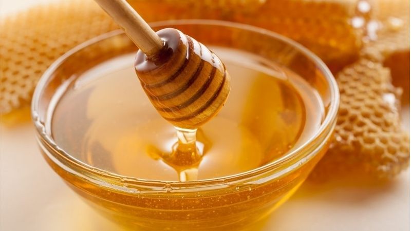 Bôi trực tiếp mật ong nguyên chất giúp giảm mụn ẩn 