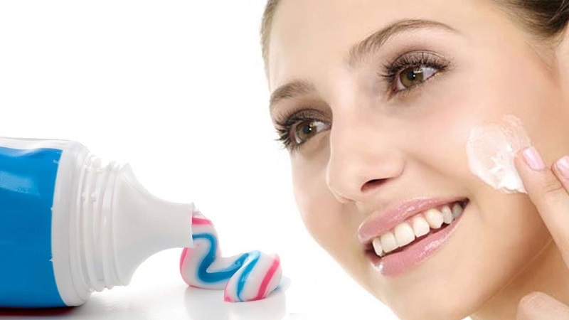 Kem đánh răng có tác dụng sát khuẩn tốt giúp cải thiện mụn hiệu quả