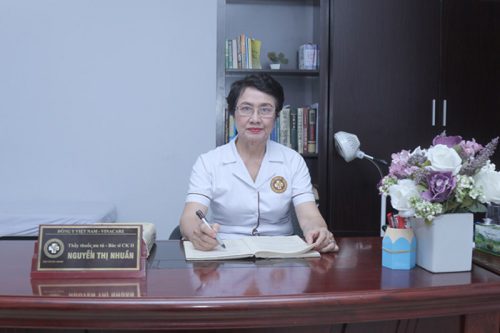 Bác sĩ Nguyễn Thị Nhuần - Giám đốc Chuyên môn Viện Da liễu Hà Nội - Sài Gòn đánh giá cao giải pháp hỗ trợ giảm mụn bằng thảo dược thiên nhiên