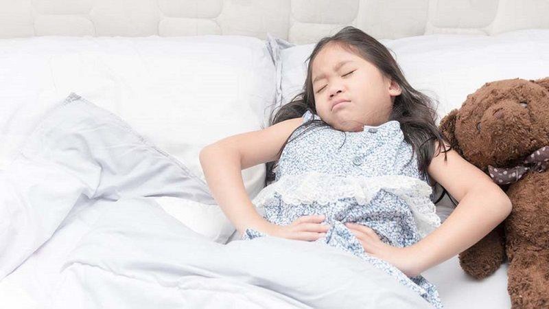 Trẻ thường có các triệu chứng đau bụng, ợ hơi, quấy khóc