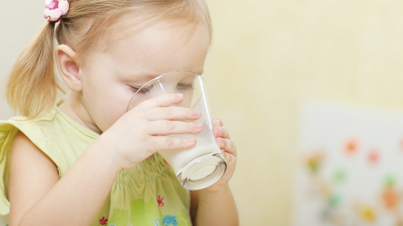 Nên cho trẻ uống nhiều nước để cải thiện tình trạng bệnh