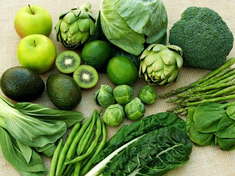 Nếu bạn thắc mắc ăn những gì để tăng chiều cao, hãy tìm đến các loại rau lá xanh