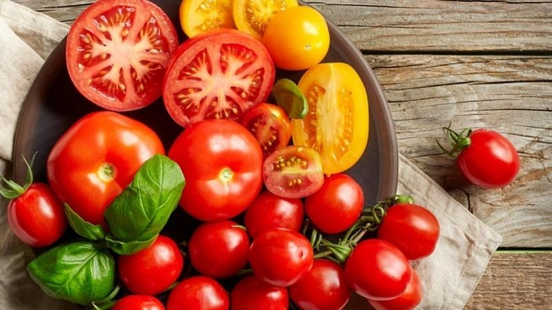 Cà chua bổ sung nhiều vitamin giúp dưỡng sáng gia và giảm tàn nhang
