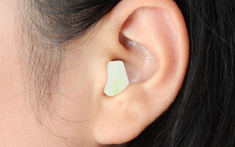 Người bệnh cũng có thể nhét tỏi vào lỗ tai để mang lại hiệu quả giảm đau tốt
