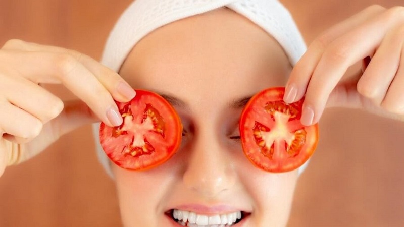 Đắp mặt nạ trị nám tàn nhang với cà chua