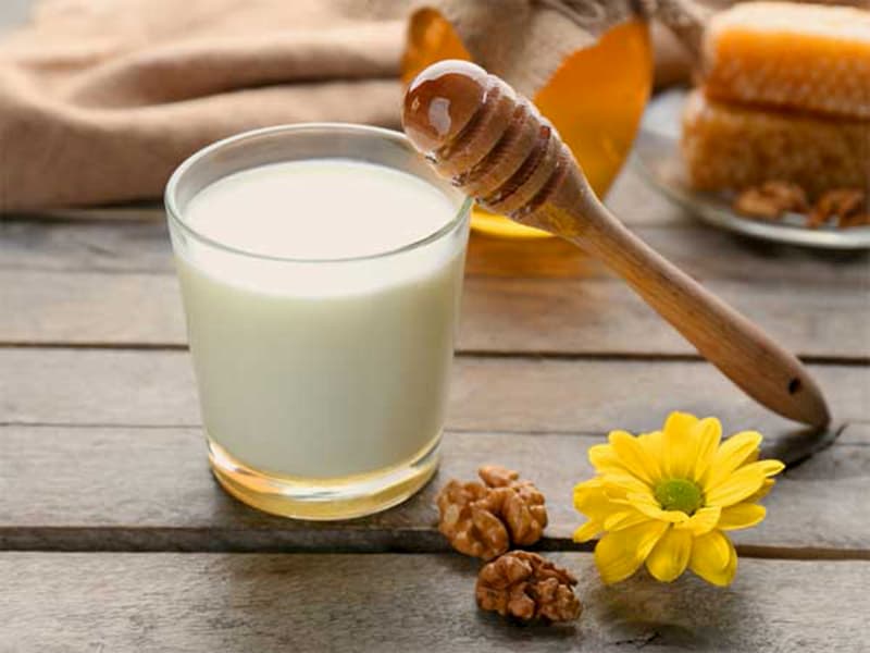 Sử dụng mặt nạ sữa chua và mật ong giúp trắng da