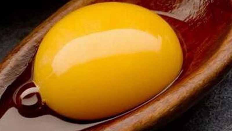 Trứng gà ngâm giấm có thể làm trắng da rất tốt