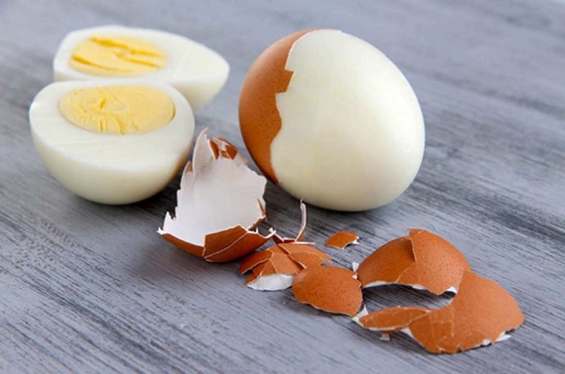 Bạn có thể sử dụng trứng luộc để hút mụn ẩn