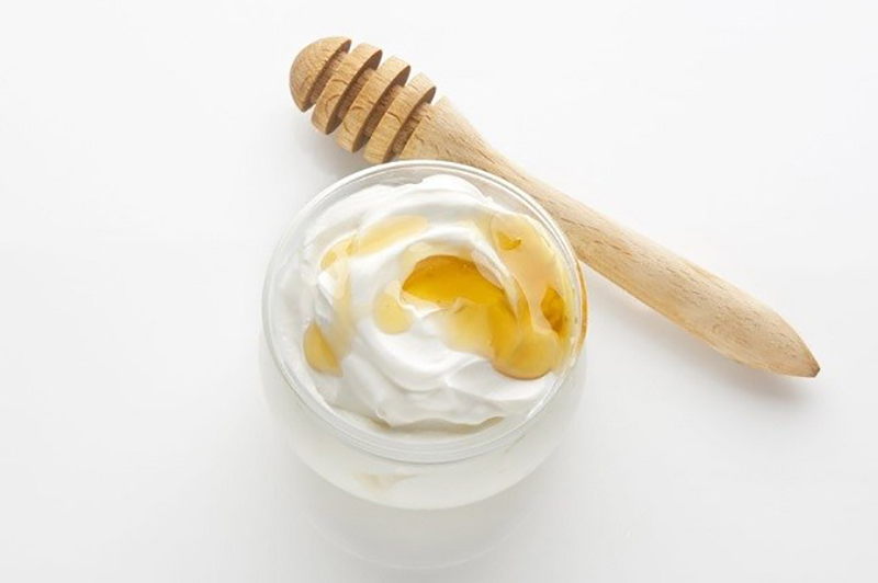 Cách dưỡng trắng da mặt bằng mật ong và sữa chua an toàn tại nhà