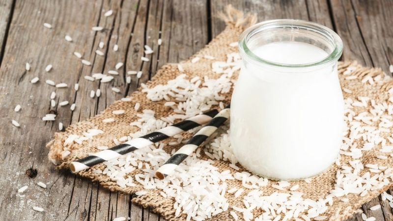 Nước vo gạo chứa nhiều vitamin và khoáng chất làm trắng da