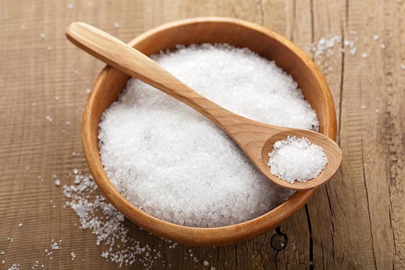 Muối và kem đánh răng đều chứa baking soda giúp tẩy da chết, làm mờ những vết thâm