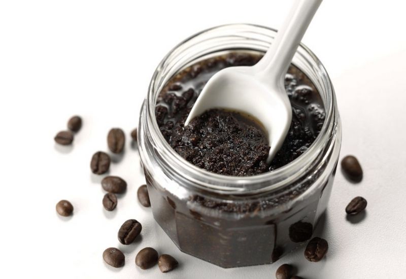 Sử dụng bã cà phê nguyên chất để tẩy tế bào chết và làm đẹp da