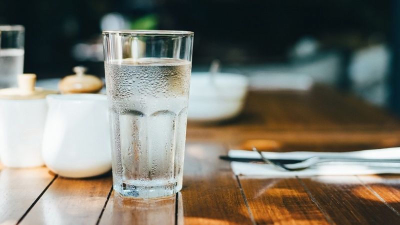 Nam giới cần uống ít nhất 2 lít nước mỗi ngày
