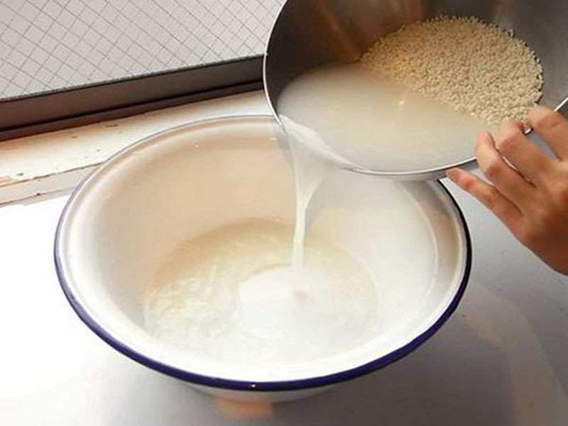 Dùng nước vo gạo để rửa mặt