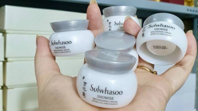 Bạn có thể tham khảo sử dụng Snowise Brightening Cream của Sulwhasoo